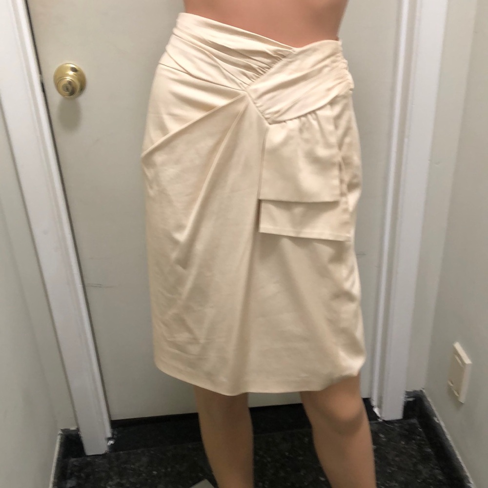 Nanette Lepore 22inches cream color skirt!
Elegant and stylish cotton/Sateen